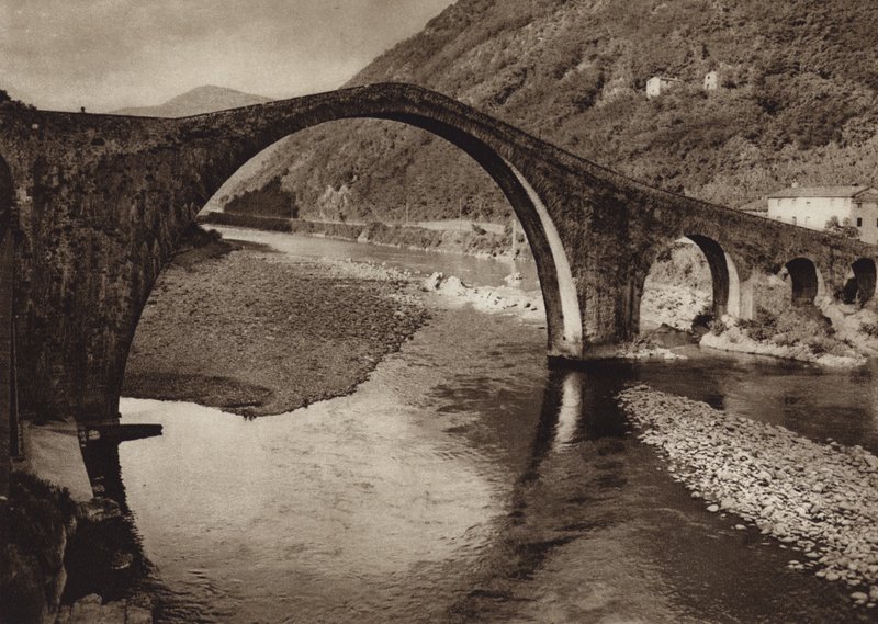 Itália: Ponte do Diabo perto de Lucca (foto p/b) de Kurt Hielscher