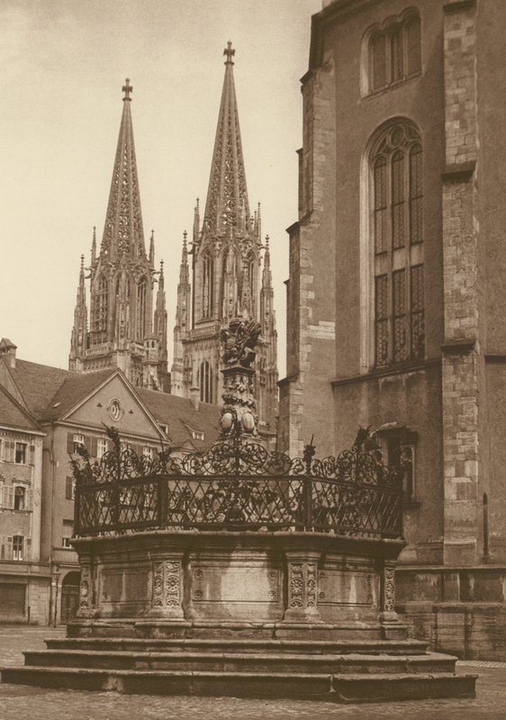 Regensburg, fonte de 1721 na Neupfarrplatz e torres da catedral; Regensburg, The Fountain (1721) na "Neupfarr Platz" e Cathedral (foto p/b) de Kurt Hielscher