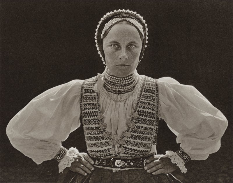 Roménia: Ghinda, mulher saxónica (foto a p/b) de Kurt Hielscher