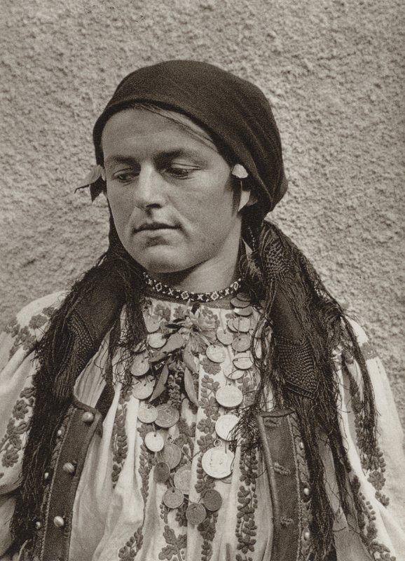 Roménia: Merisor, mulher camponesa (foto a p/b) de Kurt Hielscher