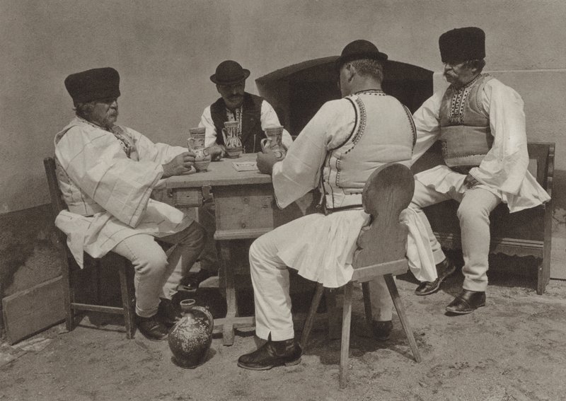 Romênia: Poiana-Sibiului, saboreando uma taça de vinho (foto p/b) de Kurt Hielscher