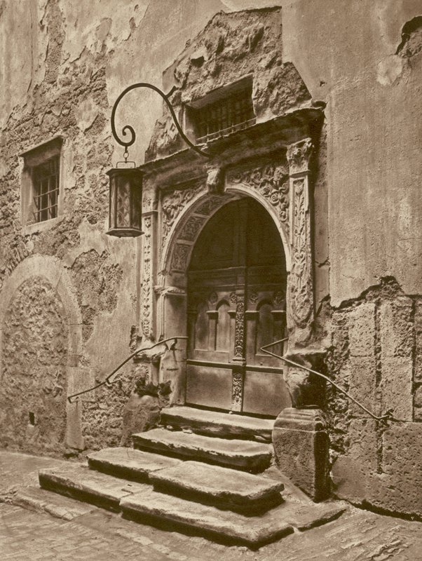 Rothenburg o d T, Portal des alten Rathauses; Rothenburg-on-the-Tauber, Porta da antiga Câmara Municipal (foto a p/b) de Kurt Hielscher