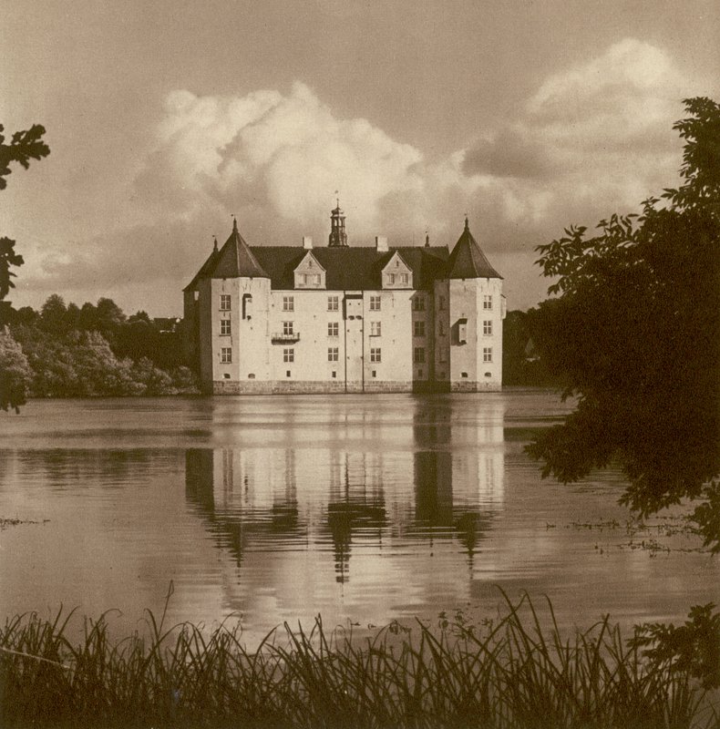 Schloss Glucksburg bei Flensburg (Schleswig); Castelo de Glucksburg perto de Flensburg (Schleswig) (foto p/b) de Kurt Hielscher