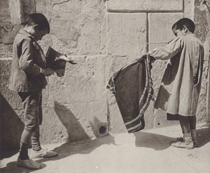 Espanha: Meninos brincando de tourada (foto p/b) de Kurt Hielscher