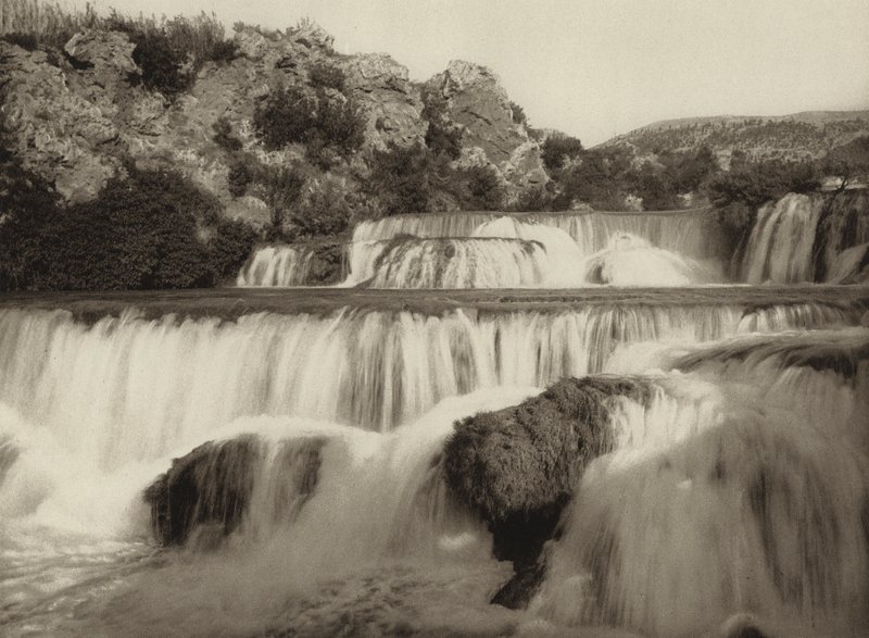 Iugoslávia: Krka Falls (foto p/b) de Kurt Hielscher