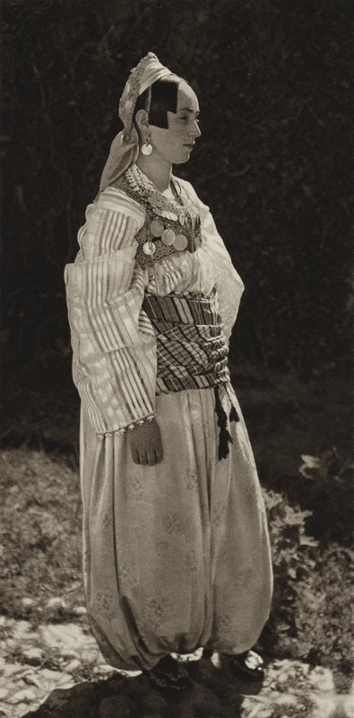 Iugoslávia: Prizren, Mulheres em traje nacional (foto p/b) de Kurt Hielscher