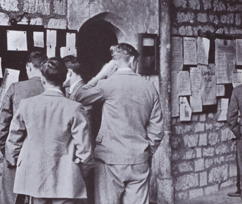 Depois de Hall, olhando para o quadro de avisos da faculdade de Laszlo Moholy Nagy