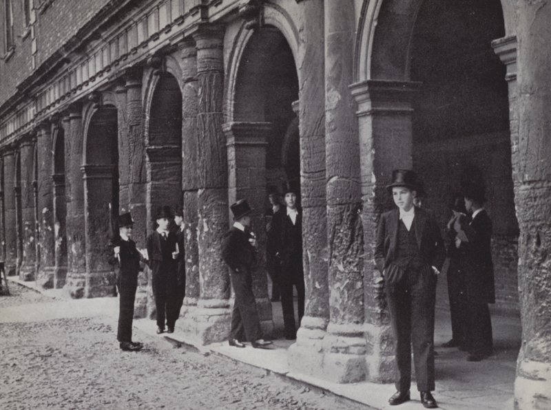 Fora de Chambers, Eton, à espera que os mestres saiam (foto a p/b) de Laszlo Moholy Nagy