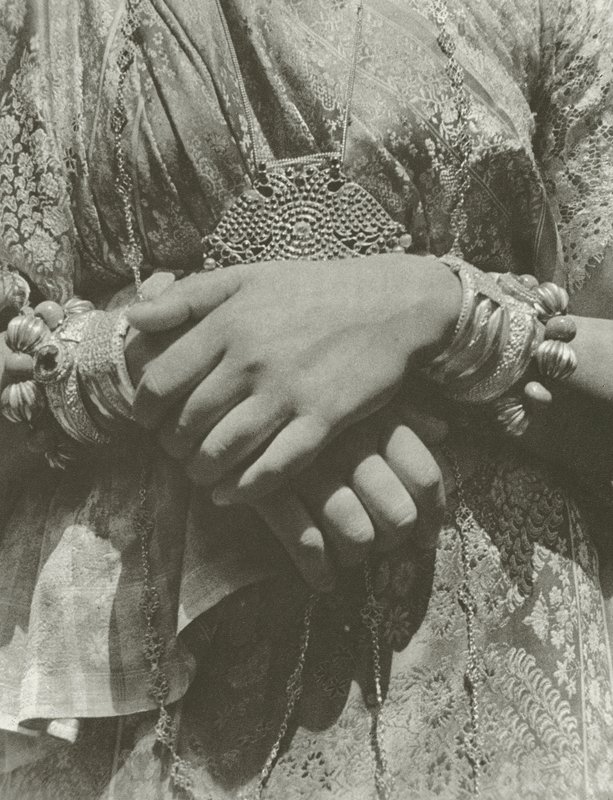 Mãos de uma senhora Kandyan (foto a p/b) de Lionel Wendt