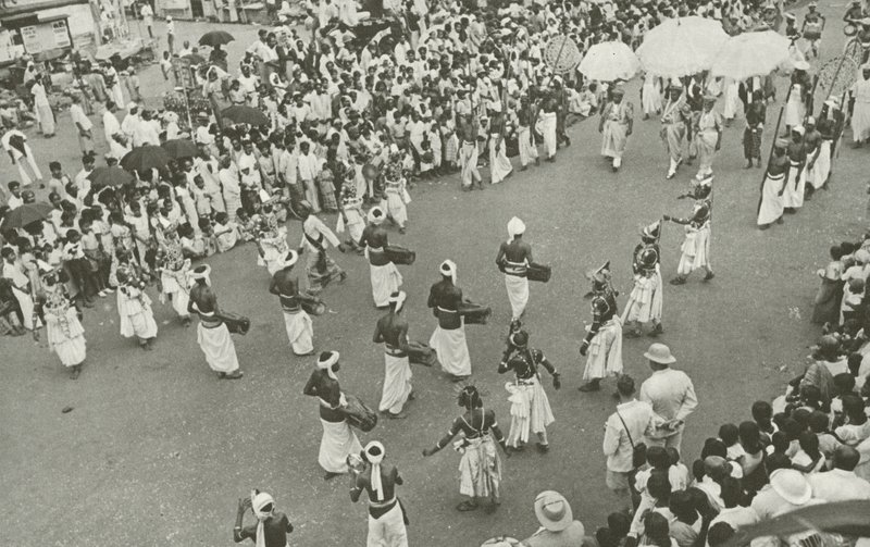 Perahera (foto a p/b) de Lionel Wendt