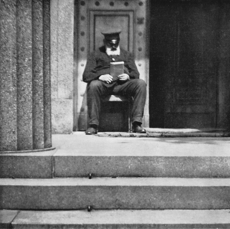 Berlim: Der Pfortner; Porter (foto a p/b) de Mario Bucovich