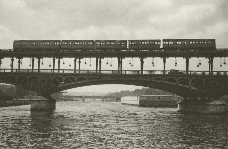 Paris: Pont de Passy (foto a p/b) de Mario Bucovich