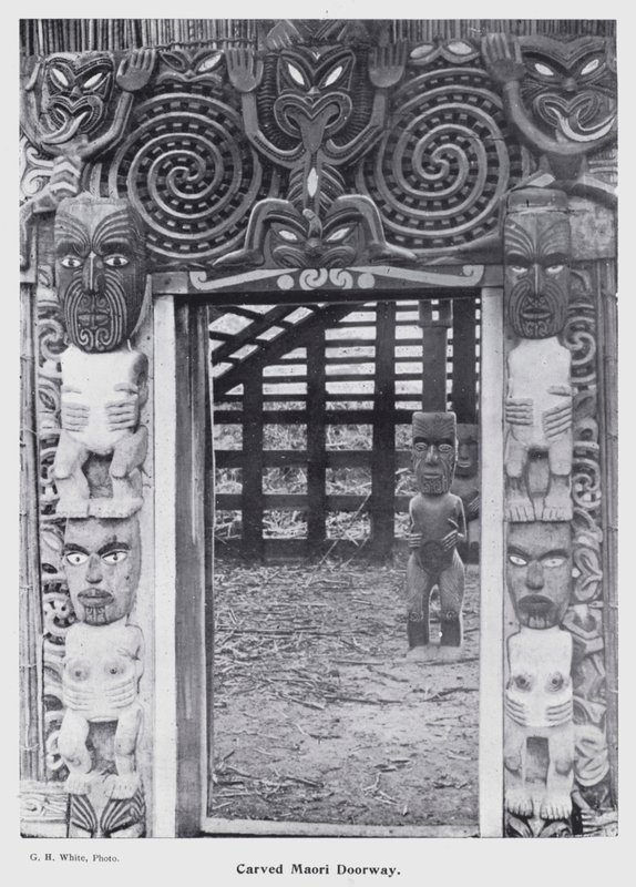 New Plymouth, Nova Zelândia: Porta Maori esculpida (foto a p/b) de New Zealand Photographer