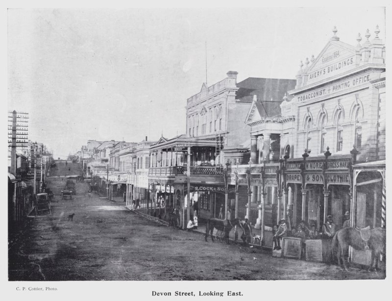 New Plymouth, Nova Zelândia: Devon Street, Looking East (foto a p/b) de New Zealand Photographer