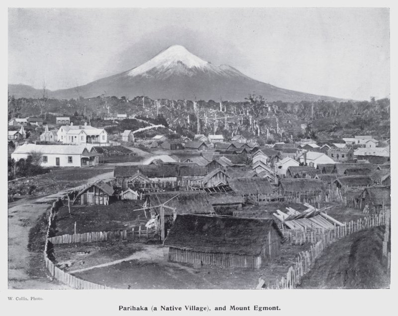 New Plymouth, Nova Zelândia: Parihaka,uma vila nativa, e Monte Egmont (foto a p/b) de New Zealand Photographer