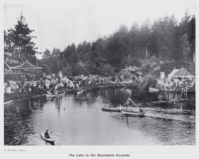 New Plymouth, Nova Zelândia: O Lago nos Campos de Recreio (foto a p/b) de New Zealand Photographer
