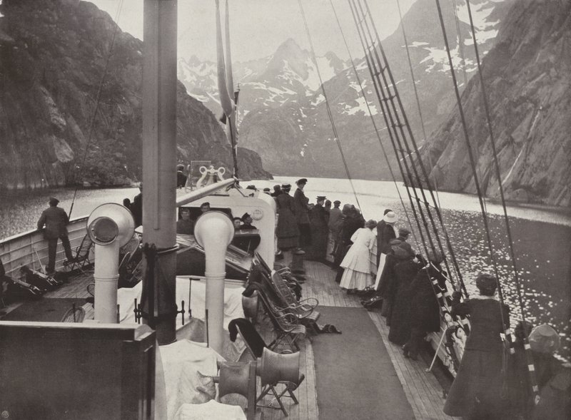 Navio Turístico no Fiorde Trold de Norwegian Photographer