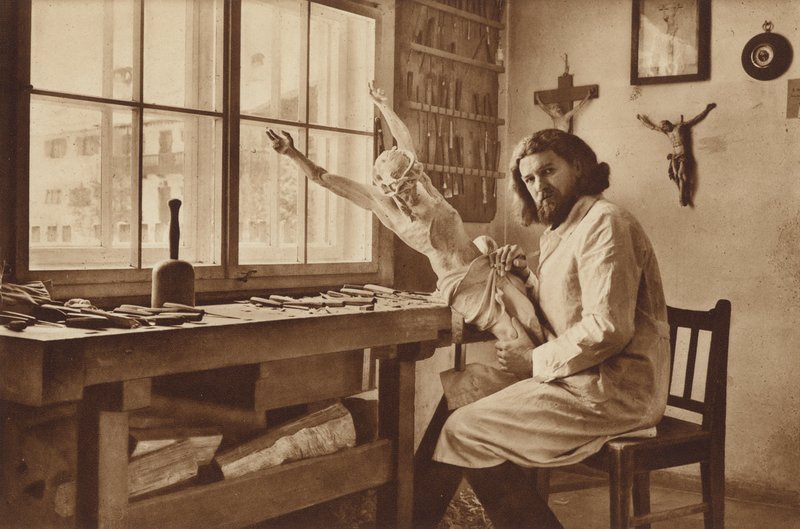 Oficina de Escultor de Madeira em Oberammergau, Alois Lang, o Representante de Cristo no Jogo das Paixões de 1930 de Otto Ballerstedt