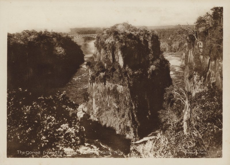 The Gorge from the Hotel, Victoria Falls (foto p/b) de Percy M. Clark