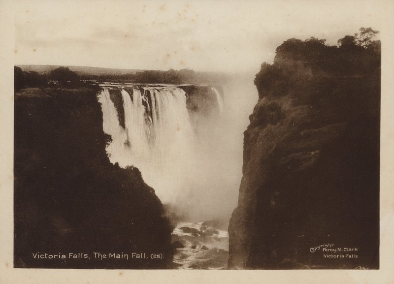 Victoria Falls, The Main Fall (foto p/b) de Percy M. Clark