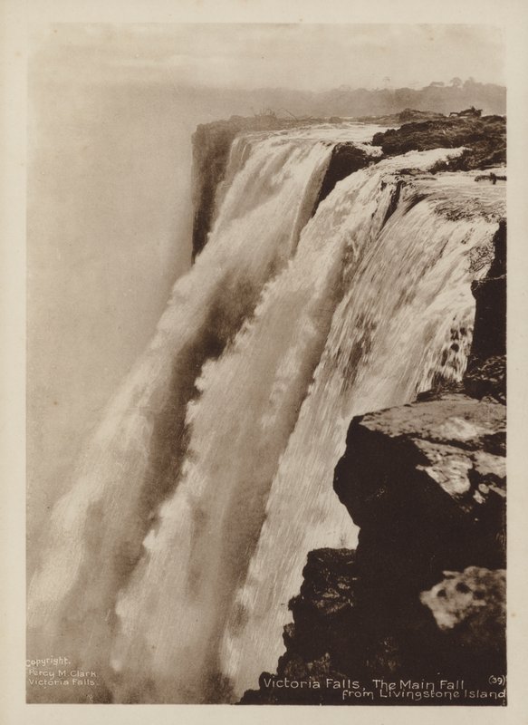 Victoria Falls, The Main Fall da Livingstone Island (foto p/b) de Percy M. Clark