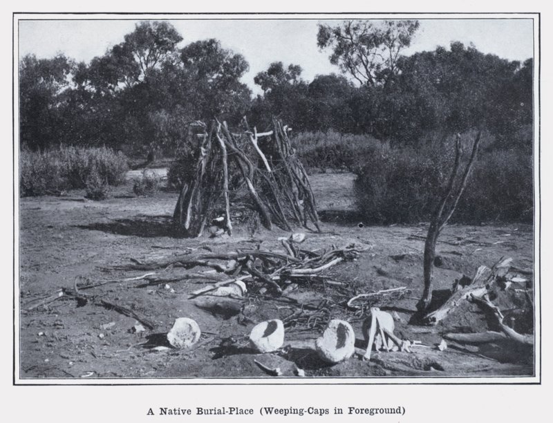 Um lugar de enterramento nativo, com tampas de choro em primeiro plano (foto a p/b) de Photographer Australian