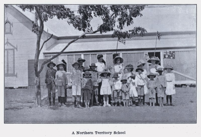 Uma Escola do Território do Norte (foto a p/b) de Photographer Australian