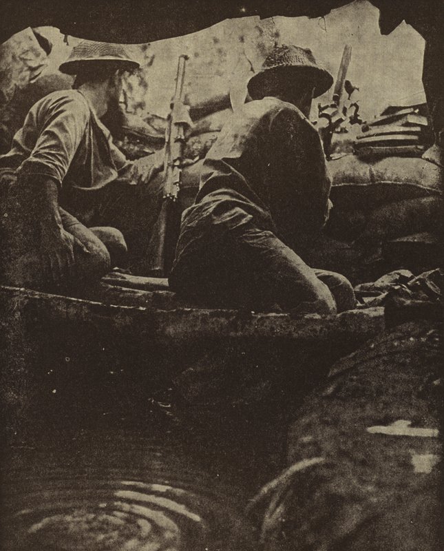 Soldados australianos num poço de espingardas cheio de água, Sanananda, Nova Guiné, Segunda Guerra Mundial de Photographer Australian