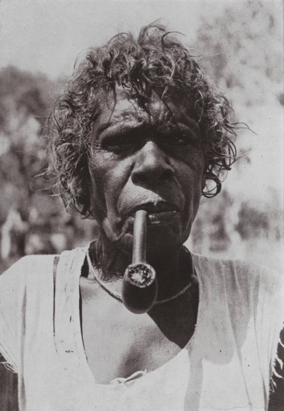 Dusky Lily fuma o Cachimbo da Paz (foto a p/b) de Photographer Australian