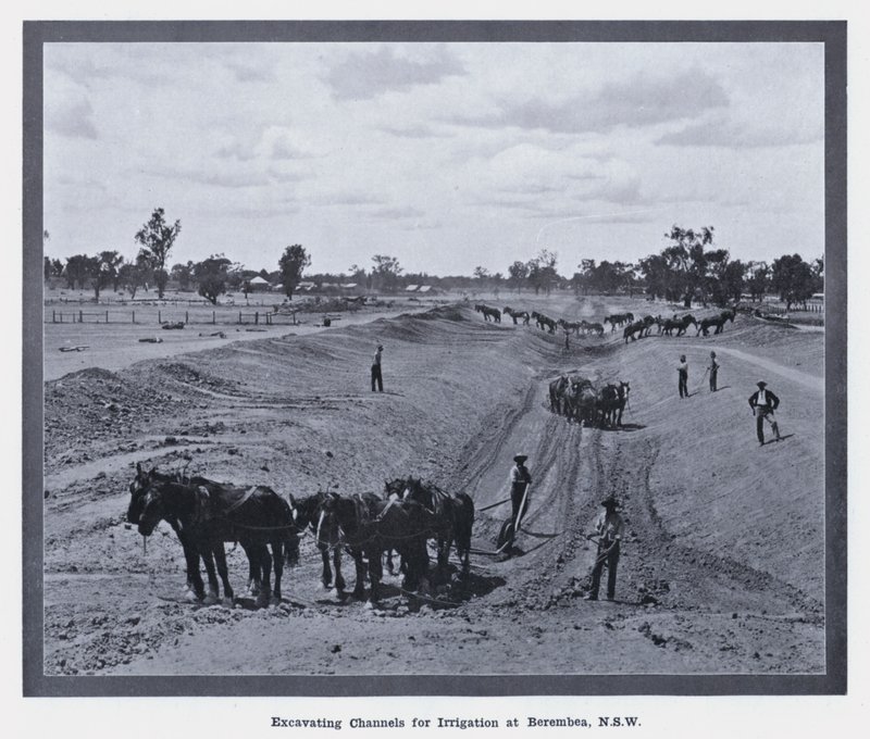 Canais de Escavação para Irrigação em Berembea, NSW (foto a p/b) de Photographer Australian