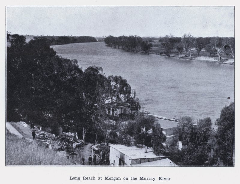 Longa Trincheira em Morgan no Rio Murray (foto a p/b) de Photographer Australian