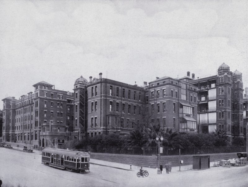 Melbourne Hospital, do cruzamento das ruas Swanston e Lonsdale (foto a p/b) de Photographer Australian