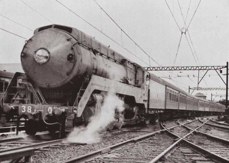 Uma das últimas locomotivas a transportar o famoso "Flyer" de Sydney-Newcastle (foto a p/b) de Photographer Australian