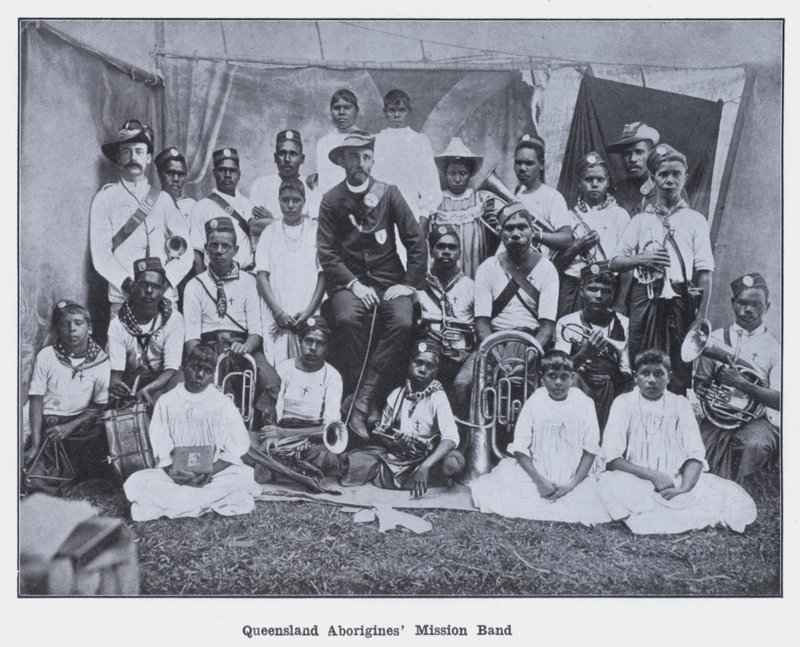 Banda da Missão dos Aborígenes de Queensland (foto a p/b) de Photographer Australian