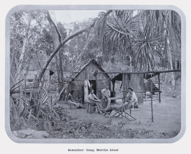 Acampamento dos Serralheiros, Ilha Melville (foto a p/b) de Photographer Australian