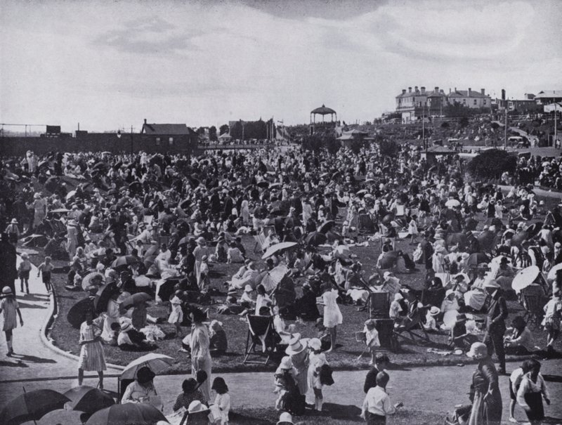 St Kilda Beach, o popular balneário de Melbourne, Mostrando os gramados (foto a p/b) de Photographer Australian