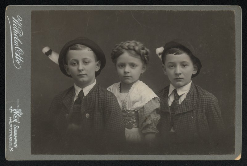 Retrato de três crianças austríacas (foto a p/b) de Austrian Photographer