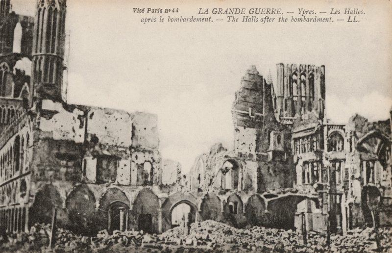 Ruínas do Salão do Pano, Ypres, Bélgica, após o bombardeamento durante a Primeira Guerra Mundial de Photographer Belgian