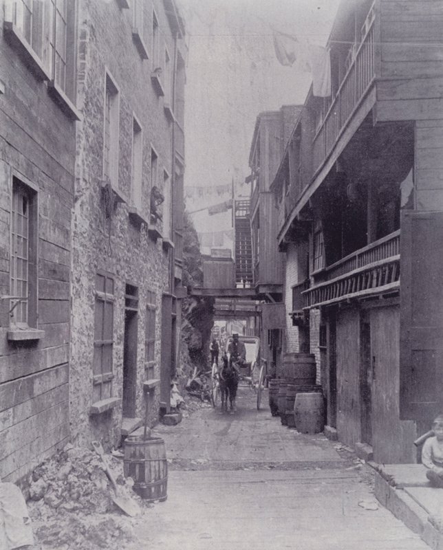 Canadá: Little Champlain Street, Quebec (foto a p/b) de Photographer Canadian