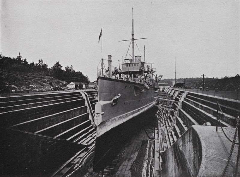 HMS "Flora", em Dock, Esquimalt, British Columbia (foto a p/b) de Photographer Canadian