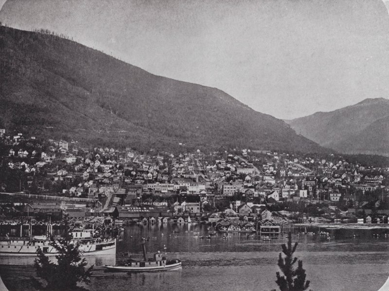 Nelson, do outro lado do rio Kootenay (foto a p/b) de Photographer Canadian