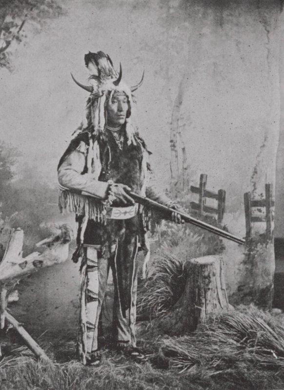 Traje de índio pedregoso na guerra (foto a p/b) de Photographer Canadian