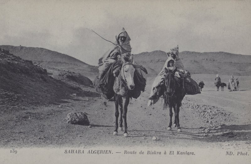 Viajantes no Saara argelino na estrada de Biskra para El Kantara (foto a p/b) de Photographer French