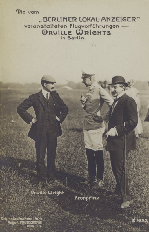Aviador americano Orville Wright conversando com o Príncipe Herdeiro Wilhelm da Alemanha durante uma visita a Berlim (foto a p/b) de Photographer German