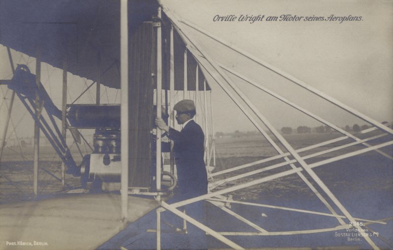 Aviador americano Orville Wright inspecionando o motor do seu avião (foto a p/b) de Photographer German