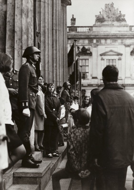 No Memorial às Vítimas do Fascismo e do Militarismo, soldados do Exército Popular Nacional homenageiam os pioneiros da paz e do socialismo (foto a p/b) de Photographer German