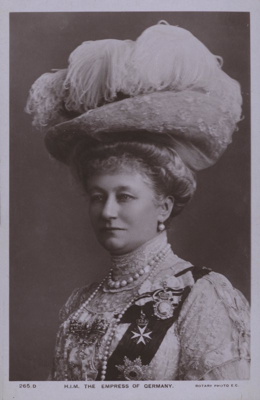 Augusta Victoria de Schleswig-Holstein, Imperatriz da Alemanha e esposa de Wilhelm II (foto a p/b) de Photographer German