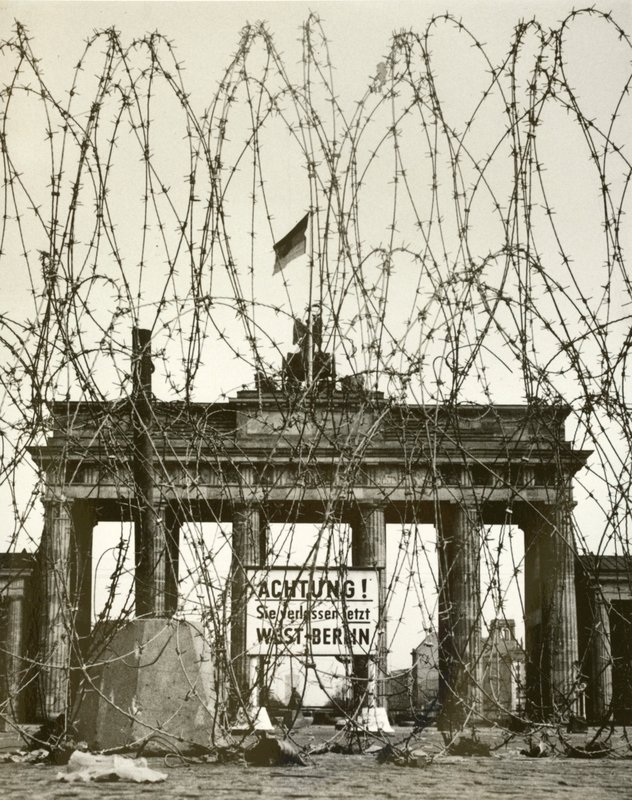Arame farpado em frente ao Portão de Brandenburgo, Berlim, Alemanha, durante a ocupação Aliada da cidade após a Segunda Guerra Mundial (foto a p/b) de Photographer German