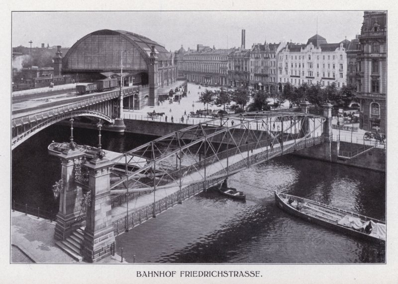 Berlim: Estação Friedrichstrasse (foto a p/b) de Photographer German