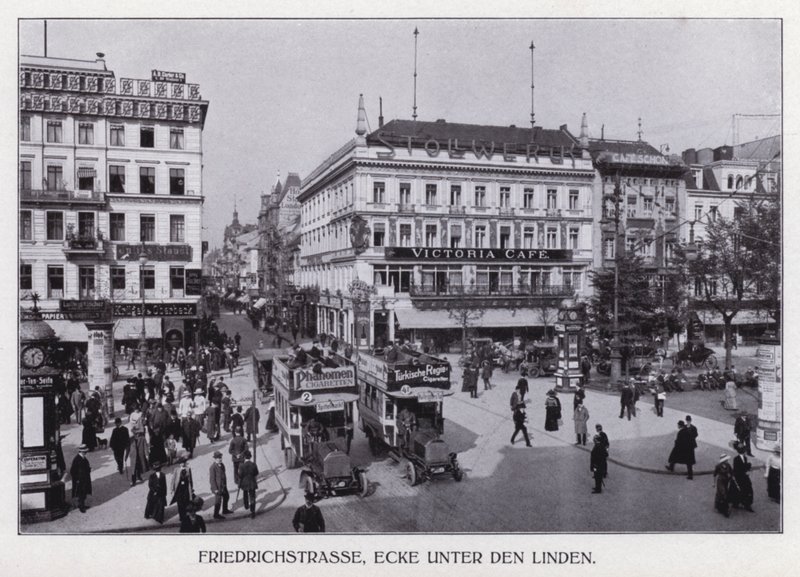 Berlim: Friedrichstrasse, canto Unter den Linden (foto a p/b) de Photographer German